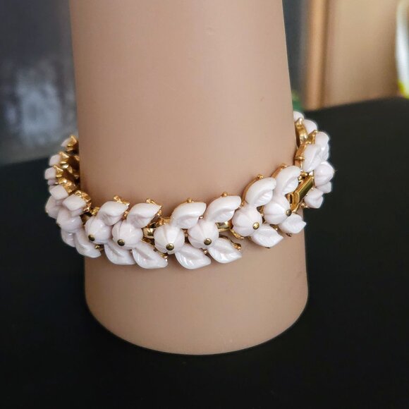 Vintage Crown Trifari Blush Pink Molded Glass Link Style Bracelet - Picture 3 of 10